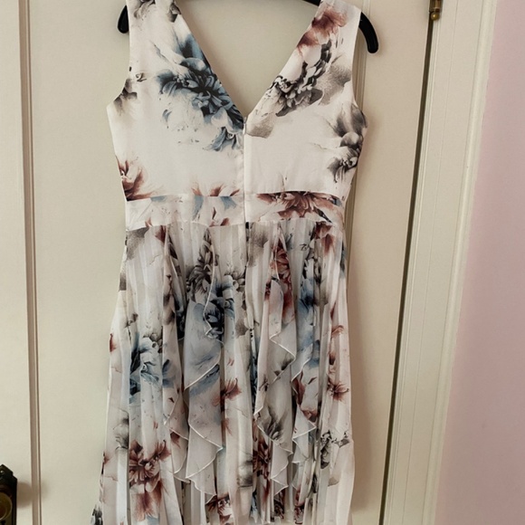 Le Chateau floral midi dress, size M - Picture 2 of 6